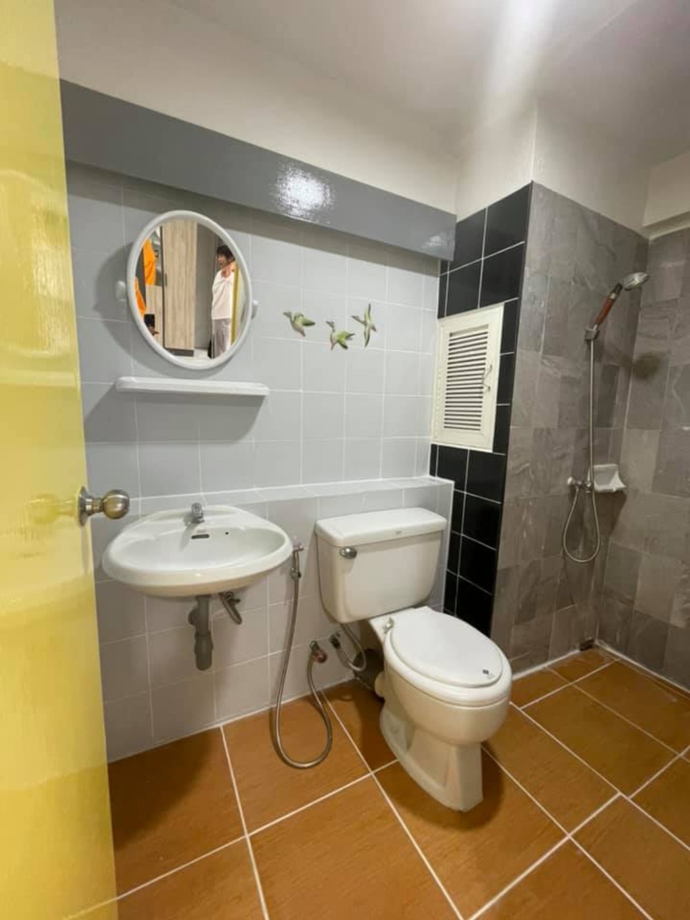ห้องเช่าใกล้เดิะมอล์บางกะปิ เพียง 3 นาที เดิน เฟอร์ใหม่ แอร์ใหม่