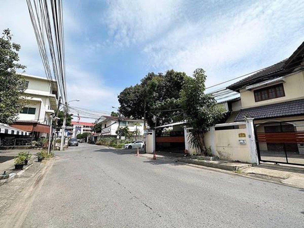 ขายบ้านเดี่ยว 111 ตรว. หลังมุม นวมินทร์70 หน้าโรงเรียนบดินทร2 (ตลาดปัฐวิกรณ์) ที่จอดทำหลังคาสูงโปร่ง