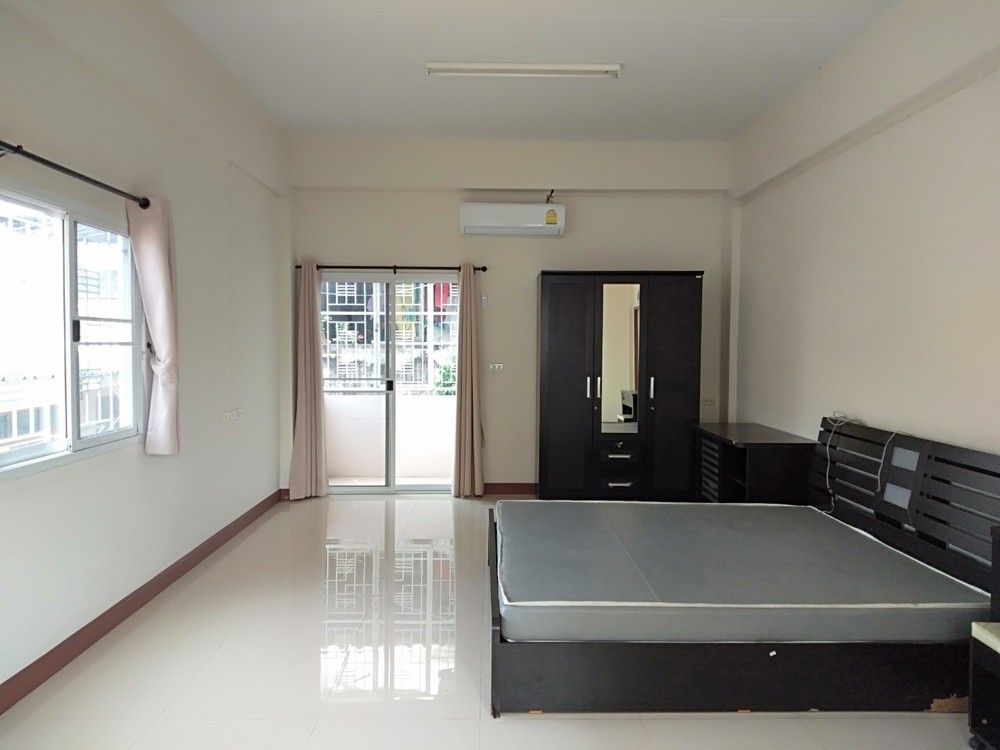 ห้องขนาด 33 ตรม. ห้องมุม. กว้างขวาง
เฟอร์นิเจอร์ครบ+แอร์,ตู้,เตียง,เครื่องทำน้ำอุ่น เครื่องซักผ้า/ตู้กดน้ำหยอดเหรียญ ติดถนนใหญ่
ติดต่อ: 092-601-3322