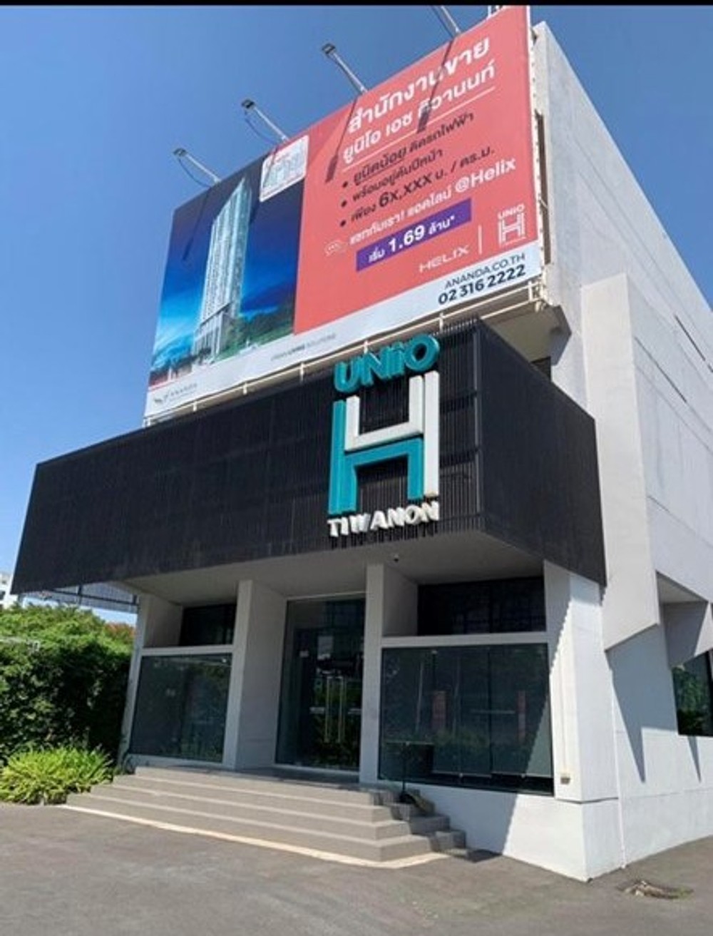 ให้เช่า เป็นอาคาร 3 ชั้น หน้ากว้าง 12 เมตร ลึก 20 เมตร สภาพดี มีพื้นที่ใช้สอย 600 ตรม บนเนื้อที่ 120 ตรว มีพื้นที่จอดรถกว่า 10 คันหน้าอาคาร 