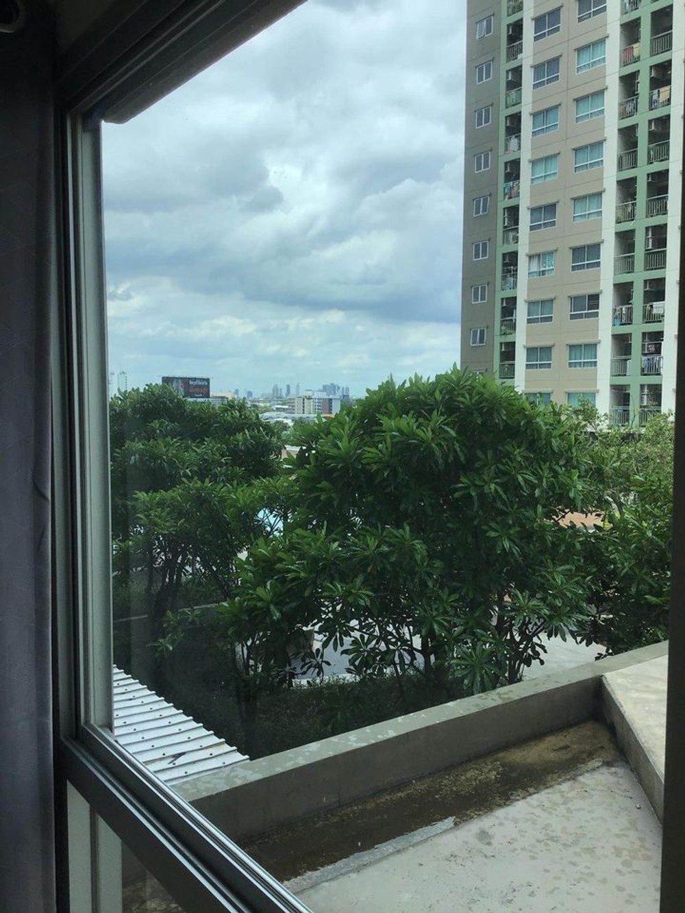 ให้เช่าคอนโด Lumpini Ville (นครอินทร์ ริเวอร์วิว) วิวริมสระว่ายน้ำ