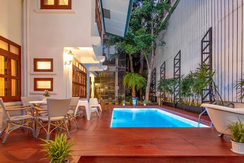 Rear luxury Private Pool Villa in the midddle of Sathorn (Soi Suanplu 6) 400 sqm. Private Pool Villa House