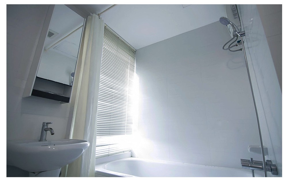 โรงแรม โรแมนซ์ บางนา ห้องพักพร้อมเฟอร์นิเจอร์ และอ่างอาบน้ำ