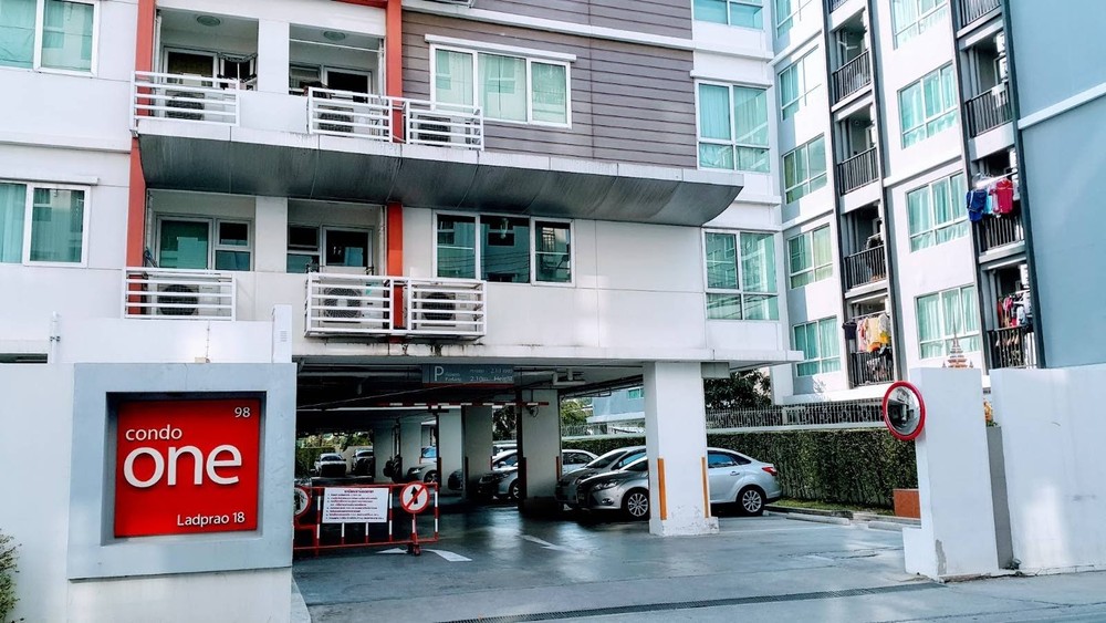 ขายถูกคอนโด วัน ลาดพร้าว 18 *ทำเลดี  ใกล้รถไฟฟ้า 3 สาย ชั้น 8 ห้องมุม ขนาด 45 ตารางเมตร
แบบ 1 นอน 1 น้ำ โถงนั่งเล่นขนาดใหญ่ มีแอร์ 2 เครื่อง 