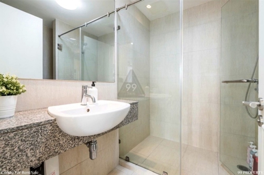 The Clover Thonglor [เดอะโคลเวอร์ ทองหล่อ]

