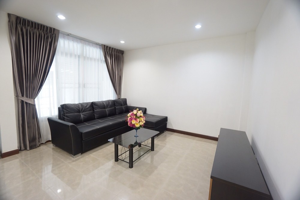 (Agent Welcome) ให้เช่าทาวน์เฮ้าส์ 3 ชั้น พร้อมดาดฟ้าขนาดใหญ่ ในรัชดาซอย 3 (ซอยสถานทูตจีน) พร้อมเฟอร์นิเจอร์