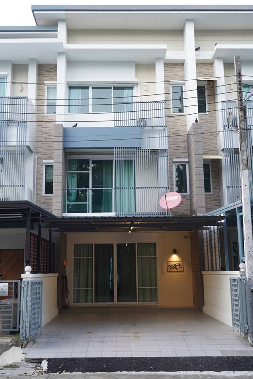 ให้เช่าบ้าน 3 ชั้น หมู่บ้านทาวน์พลัสเอ็กส์ลาดพร้าว เลียบด่วนรามอินทรา 27 ตรว.