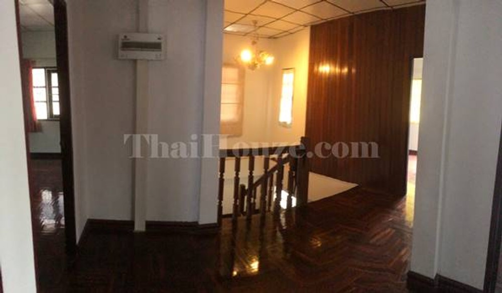 ขายบ้าน 2 ชั้น หมู่บ้านธนิกา ซ.เทิดราชัน 5 เนื้อที่ 48 ตร.ว. 4 ห้องนอน 2 ห้องน้ำ